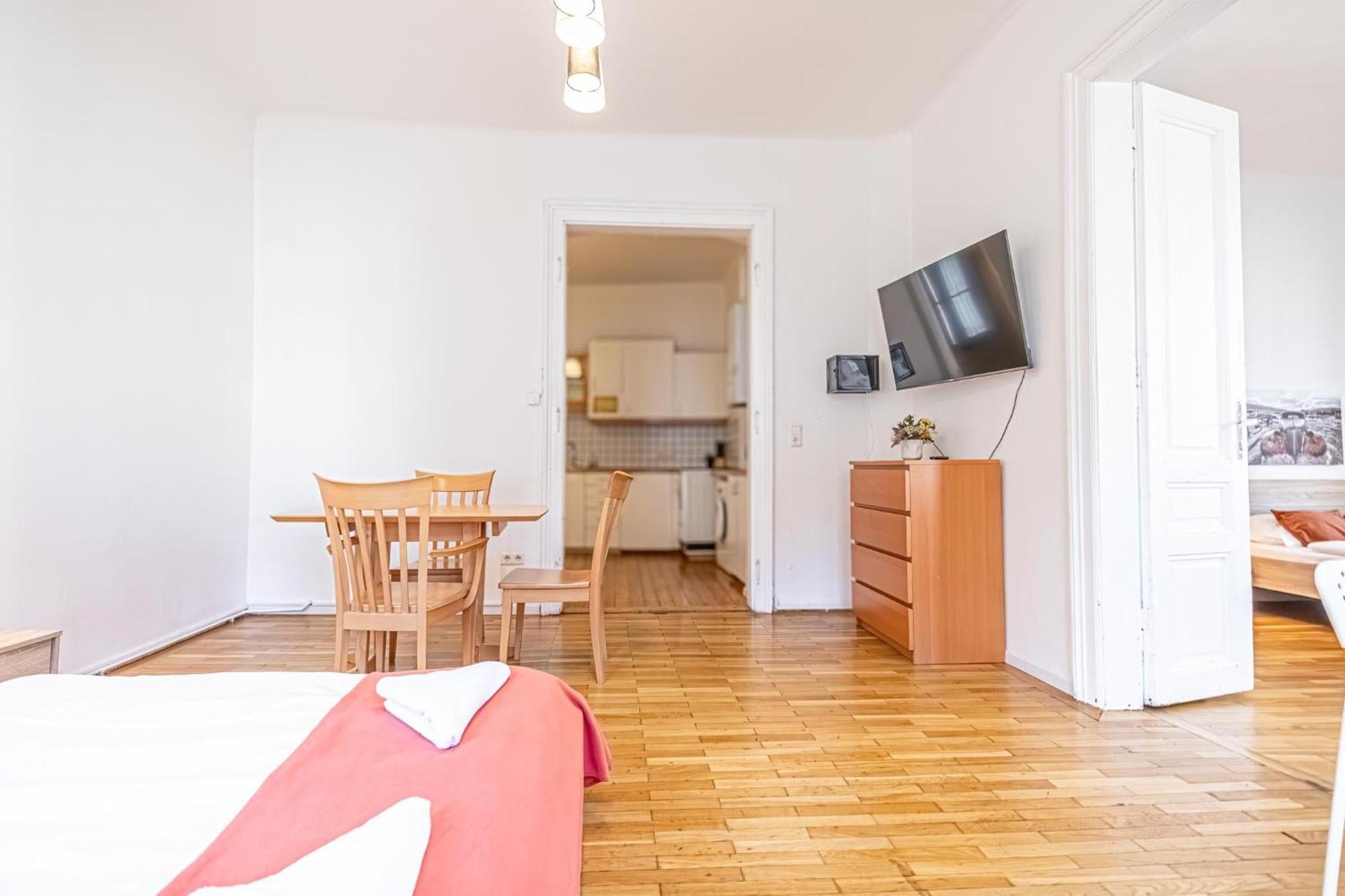 Simple Apartment Near Wiener Stadthalle Kültér fotó
